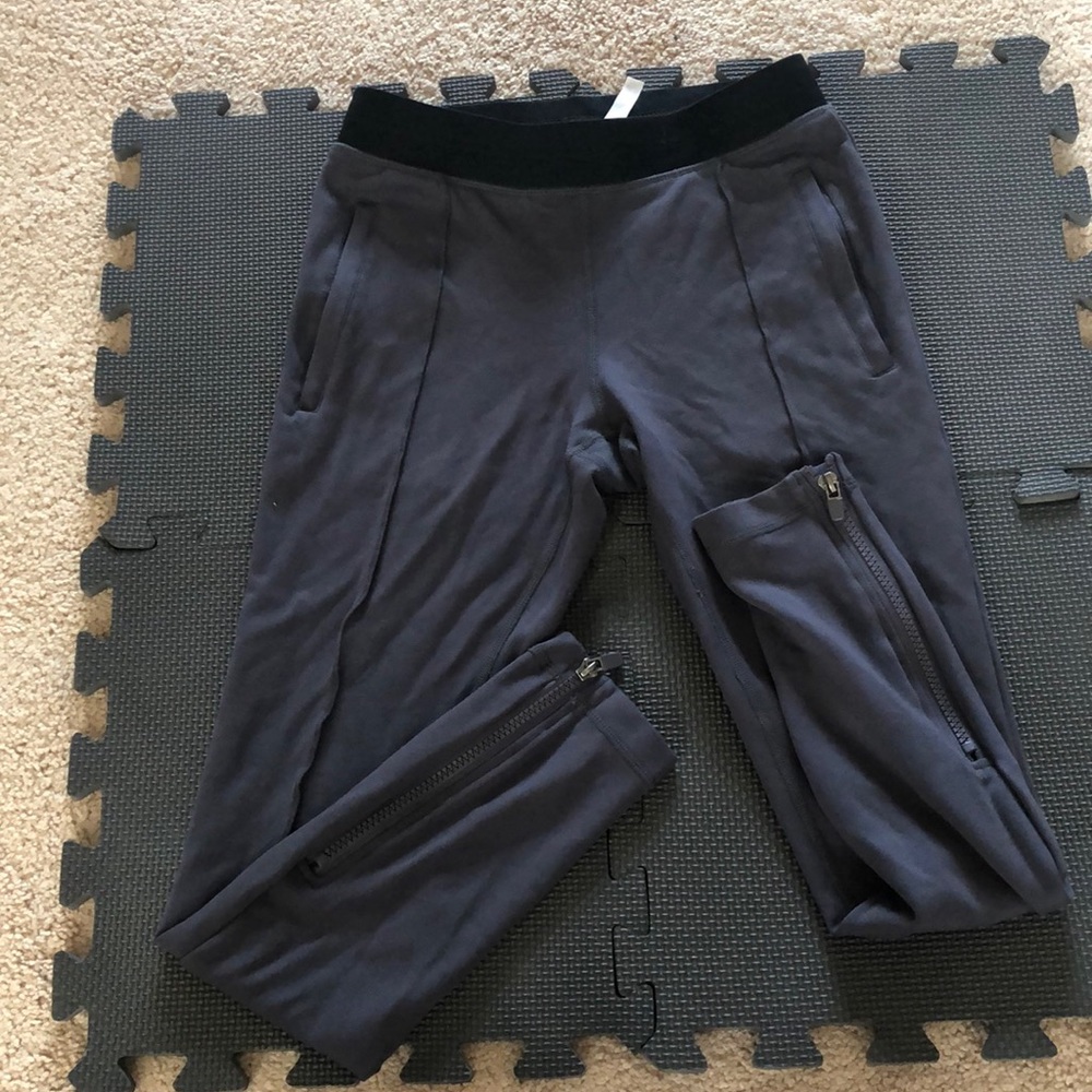 Dark grey leggings